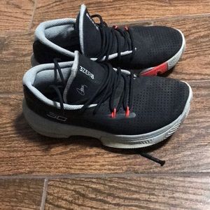Boys under armor tennis shoes size 5 1/2